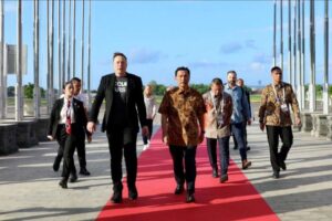 Luhut Tawarkan Biak kepada Musk sebagai Landasan Peluncuran Mars