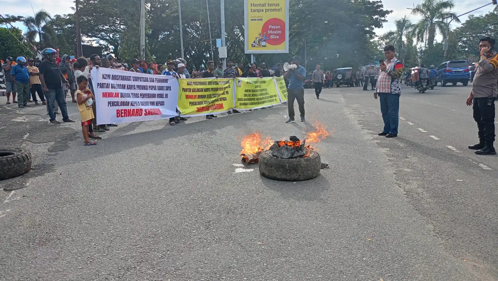 Aksi Protes Keras Pendukung Lambertus Jitmau di Sorong