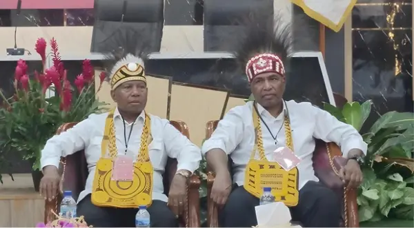 Calon tunggal Papua Barat Dominggus Mandacan dan Mohamad Lakotani