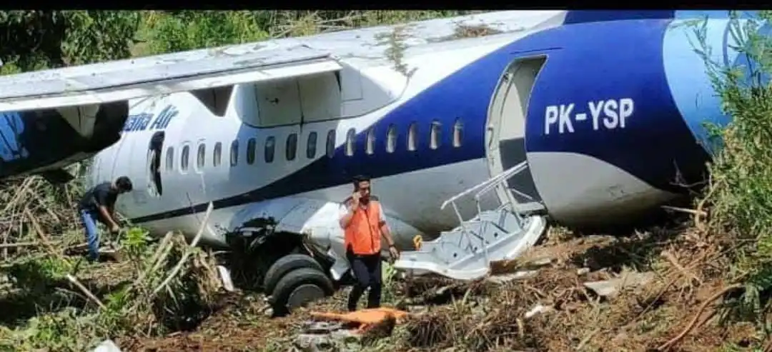 Pesawat Trigana PK YSP ATR 42-500 tergelincir di Bandar Udara Stevanus Rumbewas Serui, Kabupaten Kepulauan Yapen, Senin 9 September 2024, FOTO:dephub