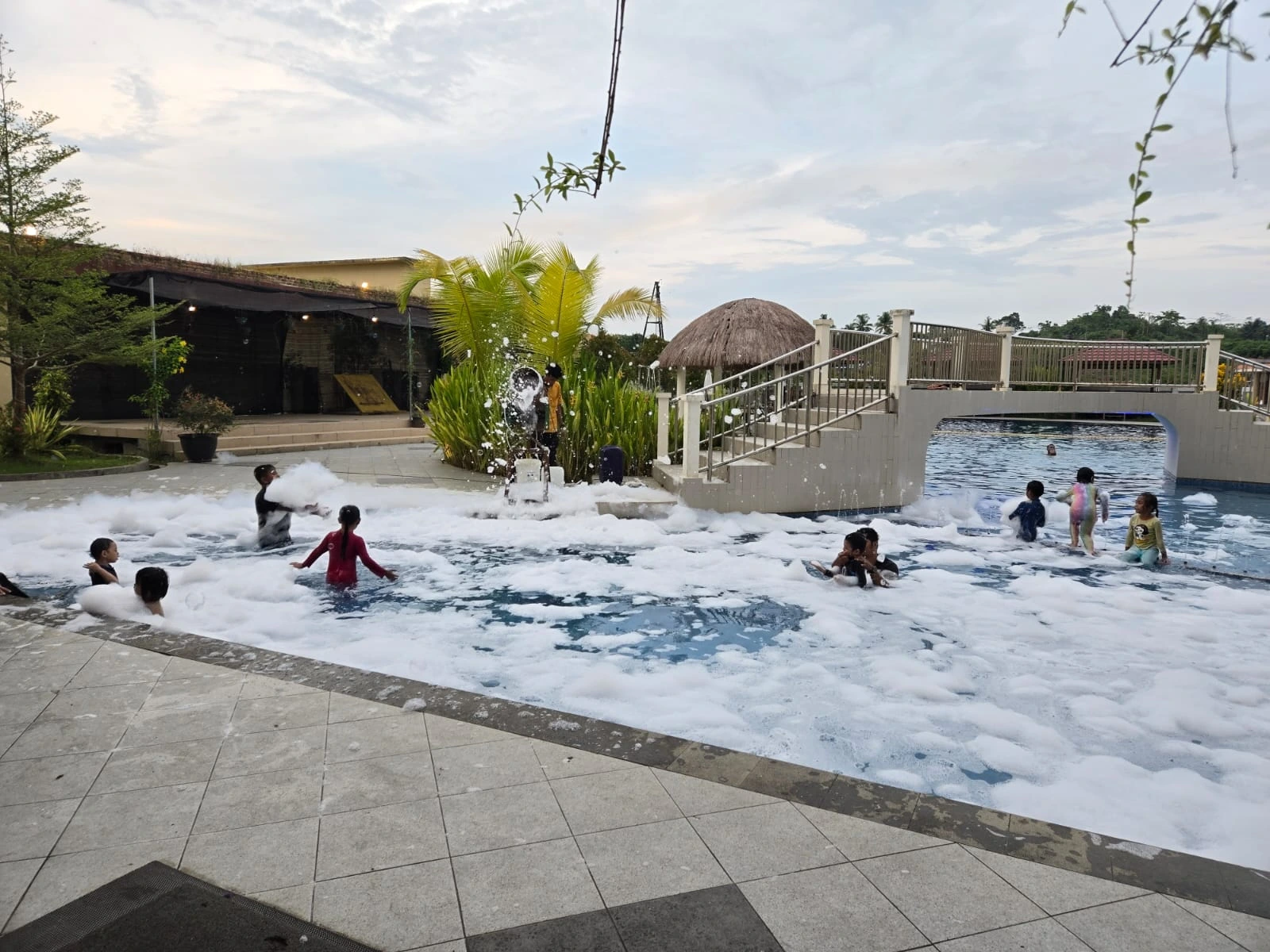 Akhir Pekan Lebih Seru! Hotel ACC Aimas Suguhkan Foam Party untuk Pengunjung