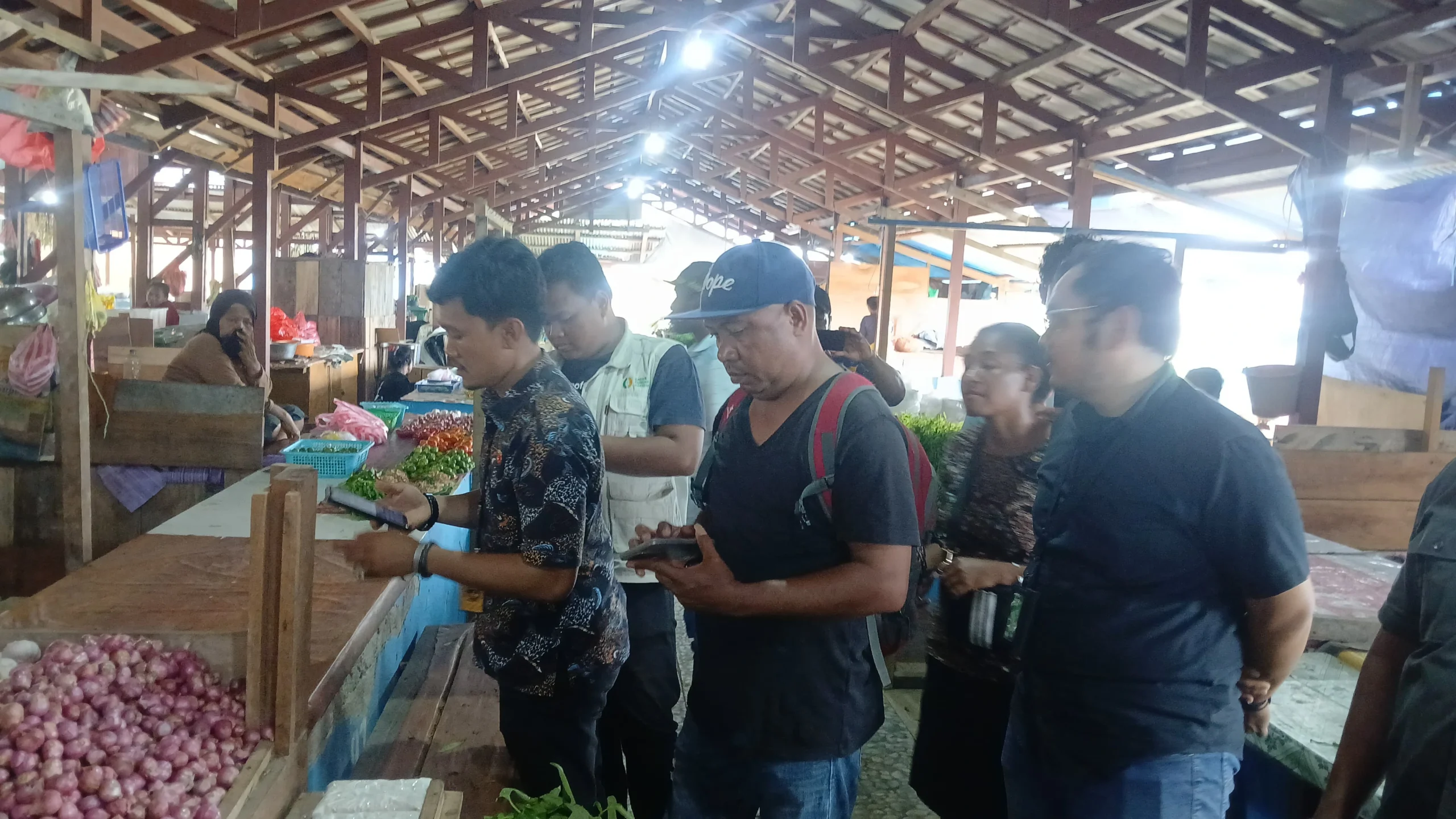 Satgas SABER Sidak Pasar Raja Ampat, Harga Bapok Terpantau Stabil