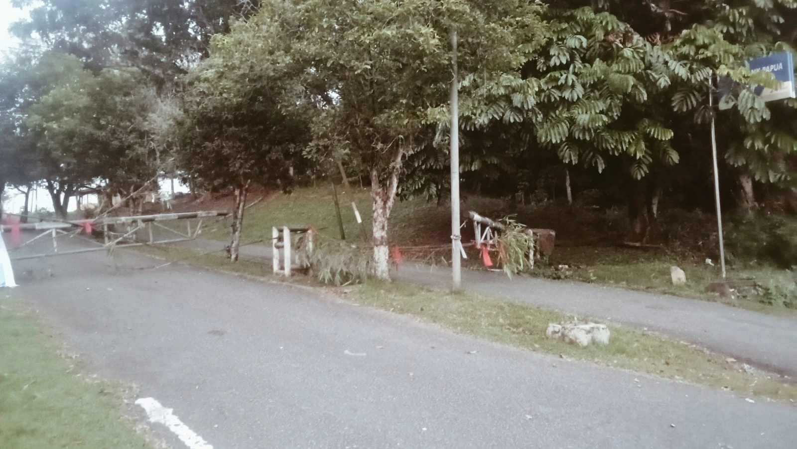 Tolak Sekda Non-Moi, Massa Palang Akses Kantor Bupati Kabupaten Sorong