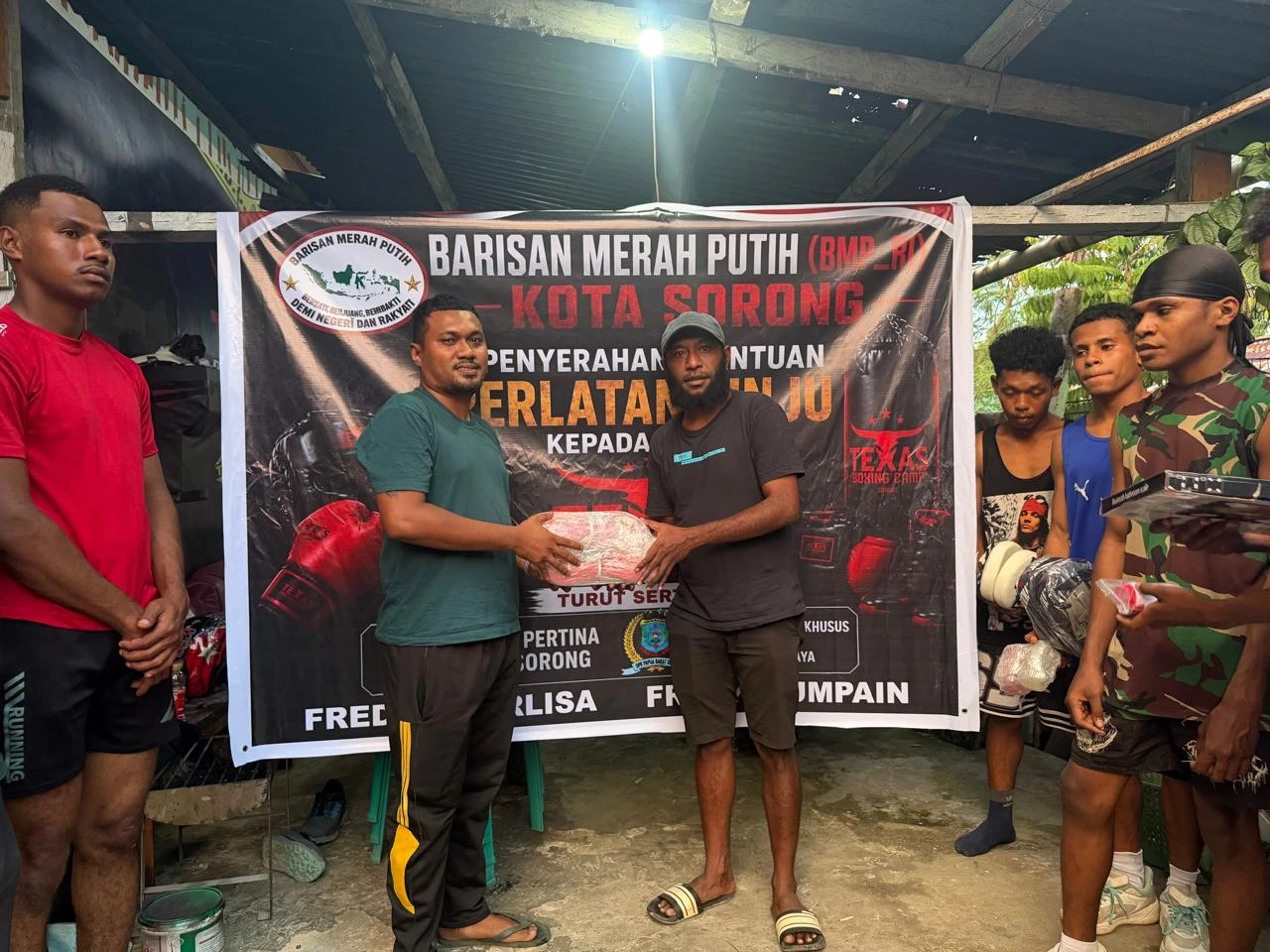 BMP RI Kota Sorong Salurkan Peralatan Tinju untuk Texas Boxing Camp, Perkuat Pembinaan Atlet dan Anak Jalanan
