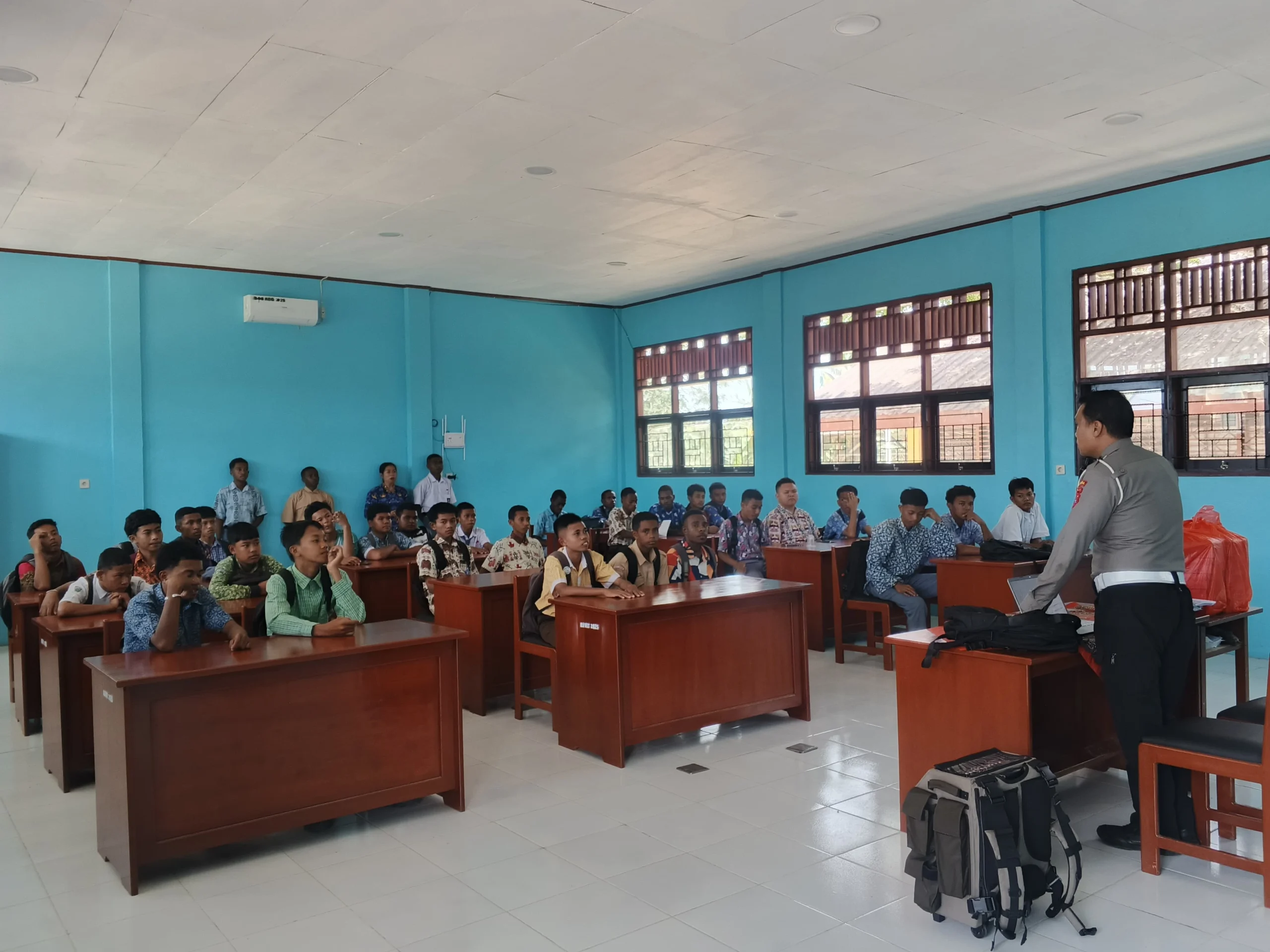 Ditlantas Polda Papua Barat Daya Edukasi Pelajar Sorong tentang Tertib Berlalu Lintas