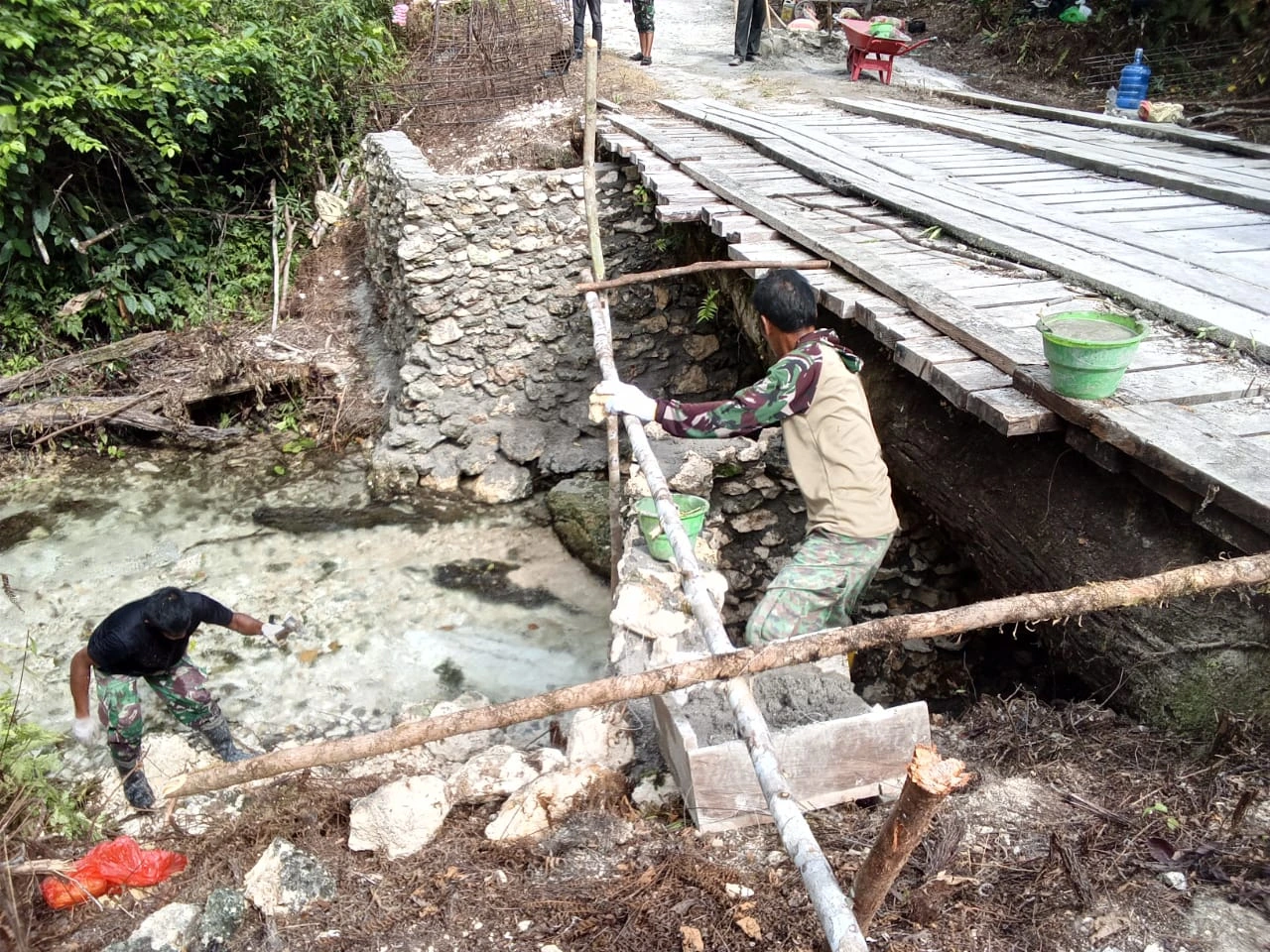 Rehab Jembatan Kampung Sesor Capai 50 Persen, Satgas TMMD Kodim 1807/Sorong Selatan Kebut Pekerjaan