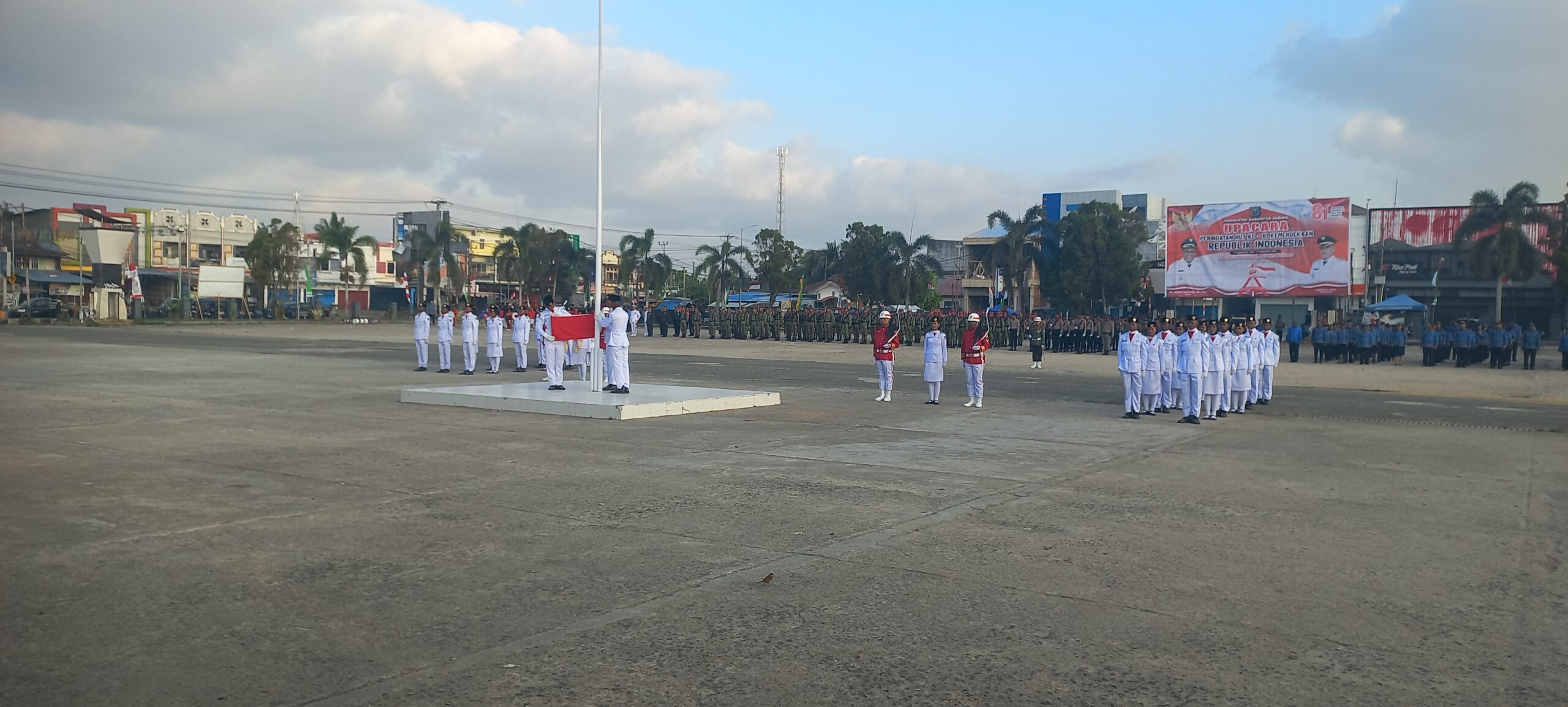 Bupati Johny Kamuru Pimpin Penurunan Bendera HUT RI ke-81 di Aimas