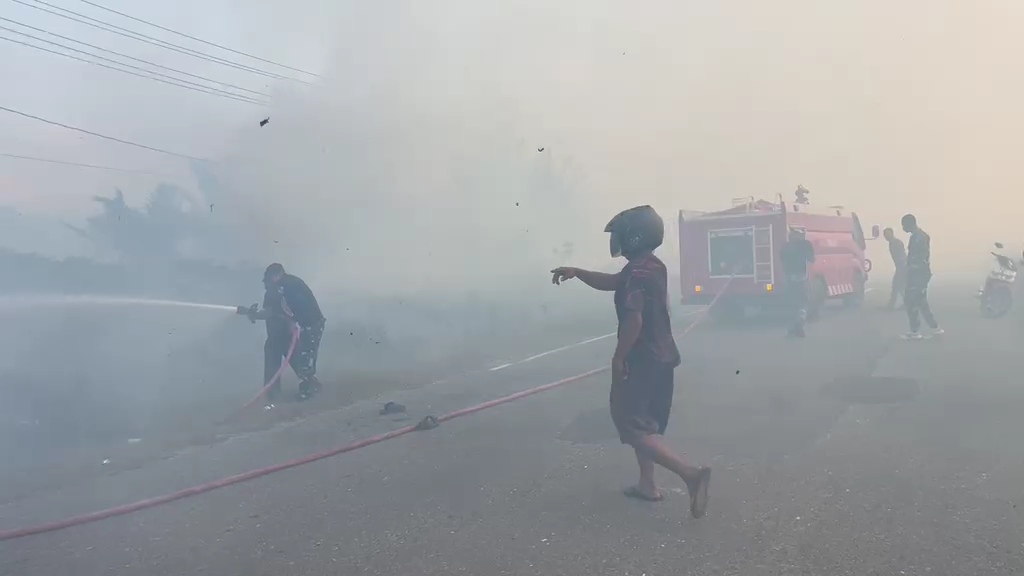 Sijago Merah Mengamuk di SP3 Jalan Kontener, Tim Pemadam Yonif TP 806/SI Berjibaku Padamkan Api