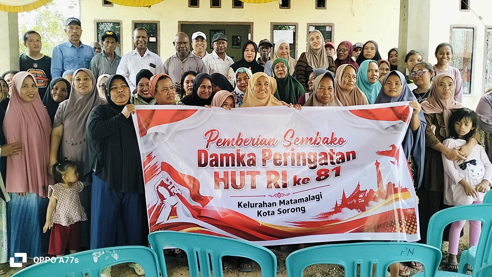 Warga RT 02 Matamalagi Terima Paket Sembako di Momentum HUT RI 81