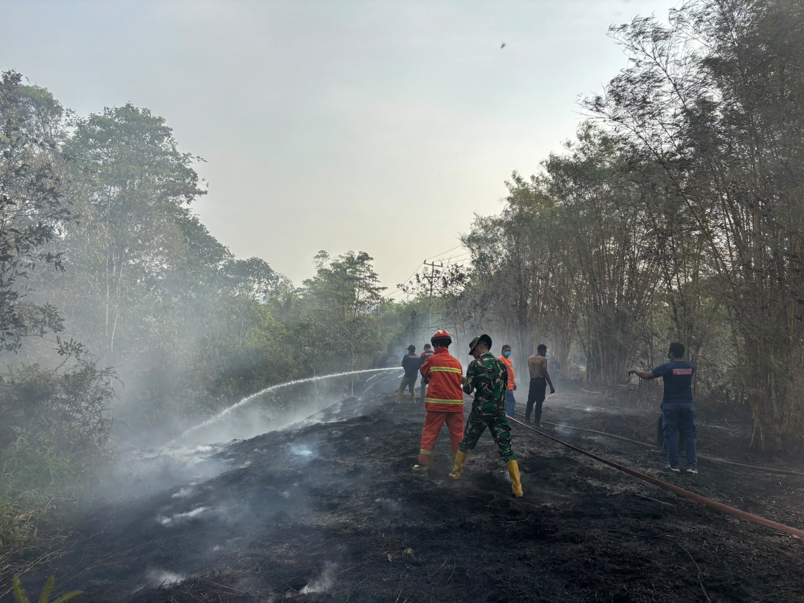 Aksi Heroik Prajurit Yonif TP 806/SI Taklukkan Amukan Si Jago Merah di Dua Lokasi