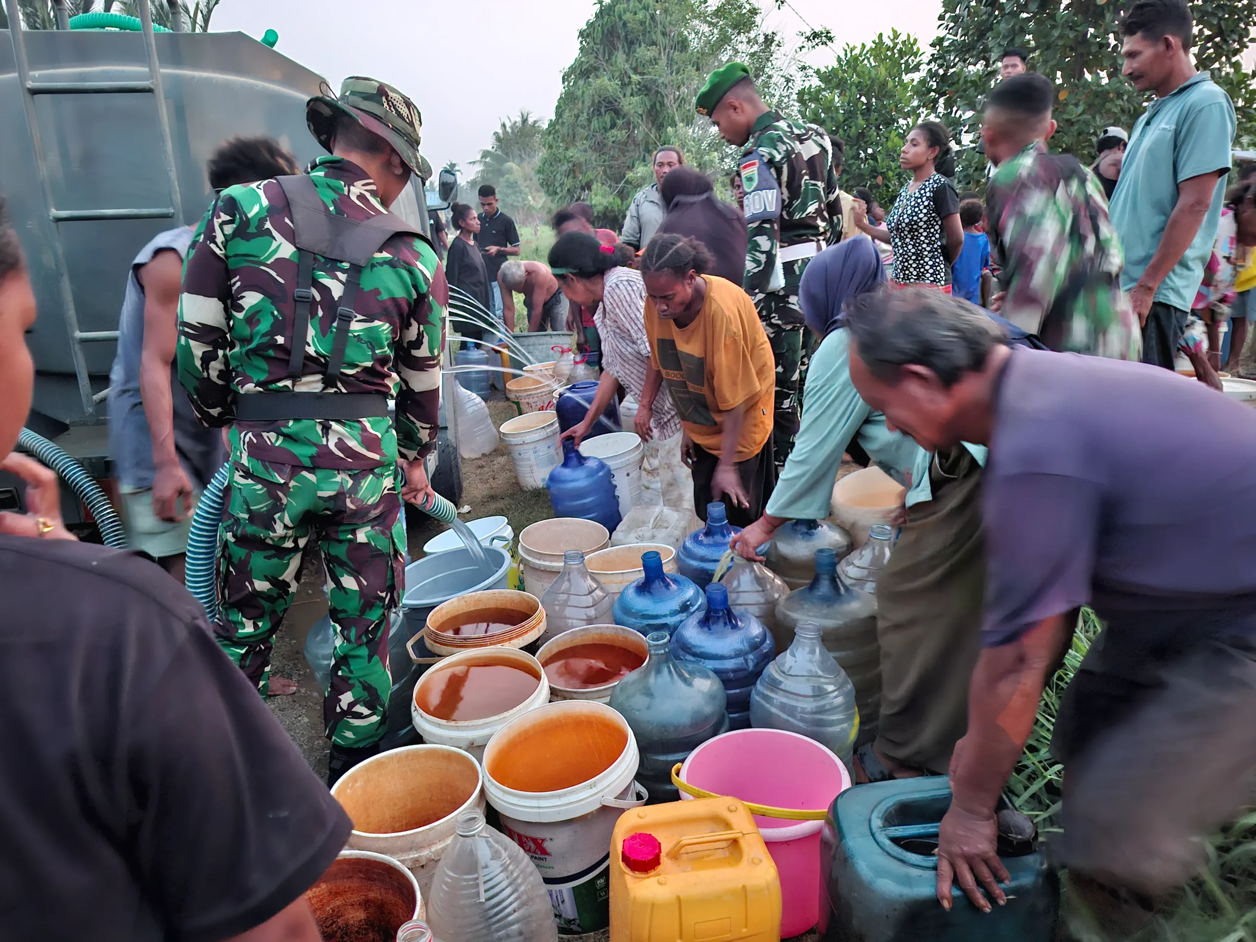 Atasi Krisis Air Bersih di Kampung Warmon Sorong, Yonif TP 806/SI Salurkan 5.000 Liter Air