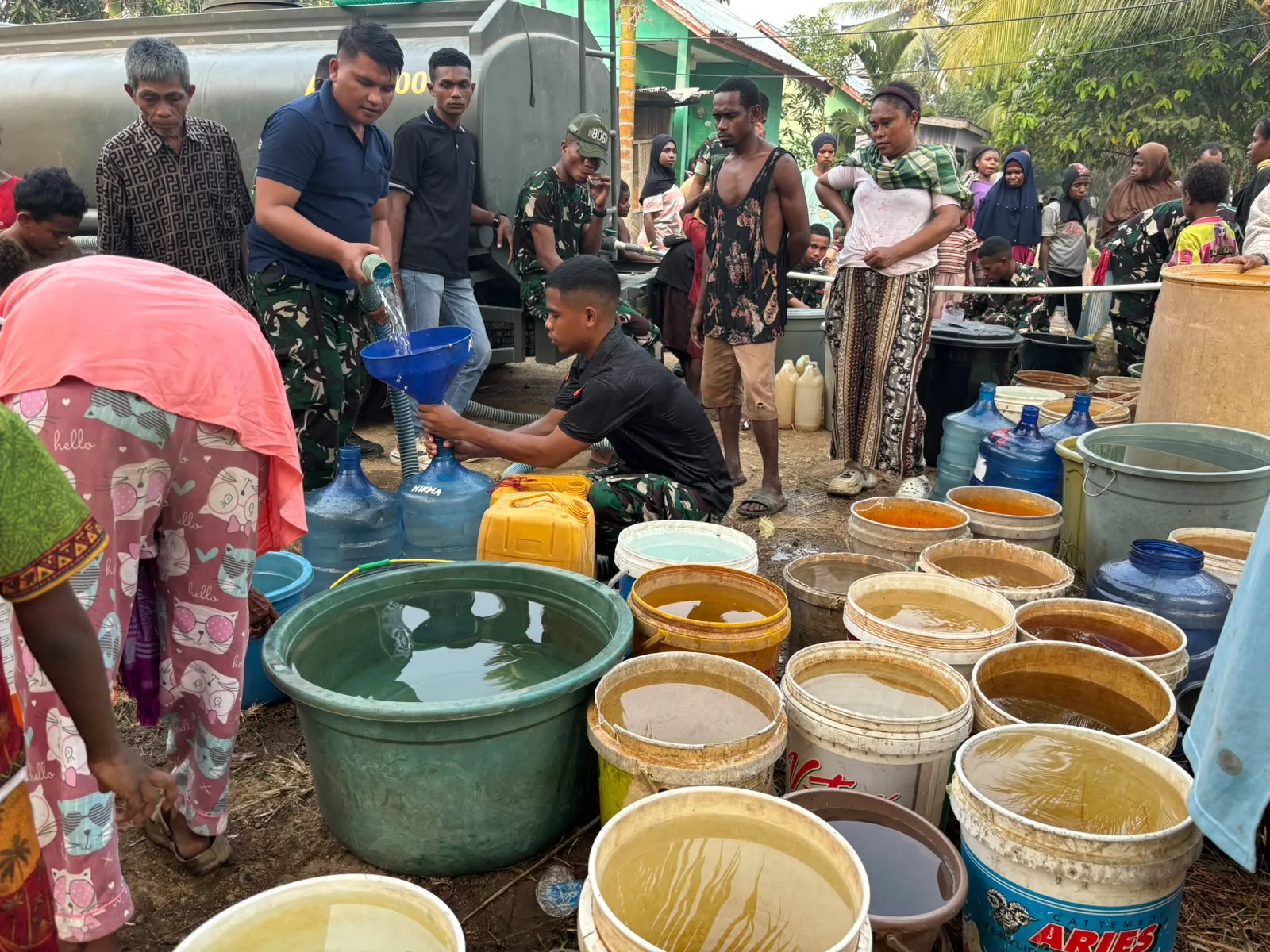 Krisis Air Belum Usai, Yonif TP 806/SI Kembali Salurkan Bantuan Air Bersih di Distrik Mayamuk