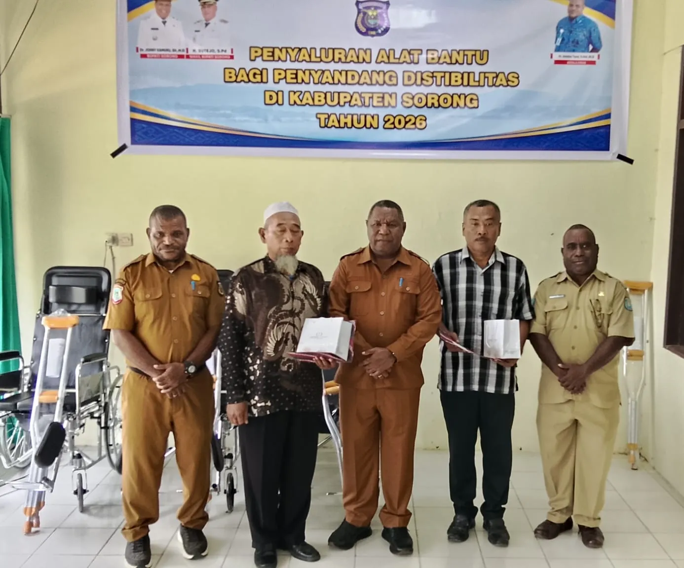 Apresiasi Abdi Negara, Pemkab Sorong Salurkan Alat Bantu Disabilitas Sekaligus Lepas ASN Purna Bakti