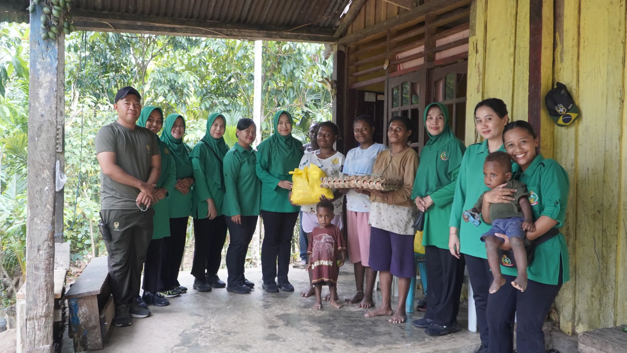 Peduli Sesama, Persit KCK Ranting III Yonif TP 806/SI Bagikan Sembako untuk Warga di Kabupaten Sorong