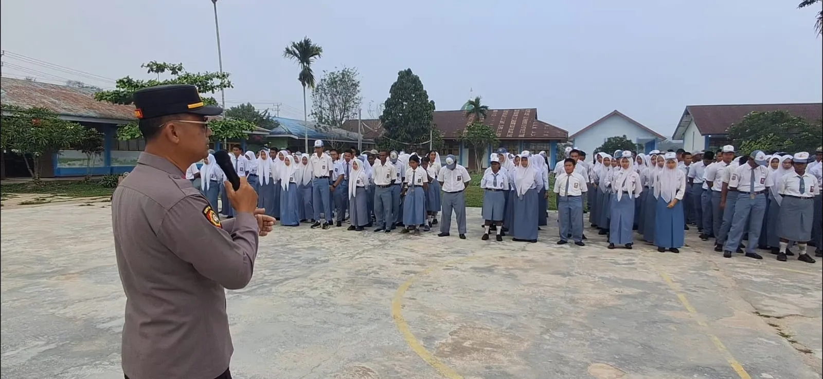 Kapolsek Salawati Edukasi Pelajar SMAN 1 Kabupaten Sorong: Wajib Helm, Jauhi Narkoba, dan Stop Bullying!