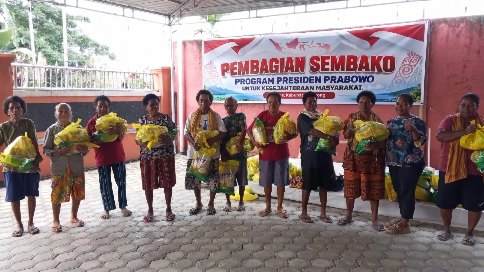 Presiden Prabowo Salurkan Paket Sembako untuk Mama-Mama di Kelurahan Aimas